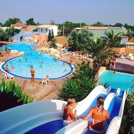 En Roussillon Beachside Villa: 3-bedroom Retreat With Shared Pool Holiday home Canet-en-Roussillon
